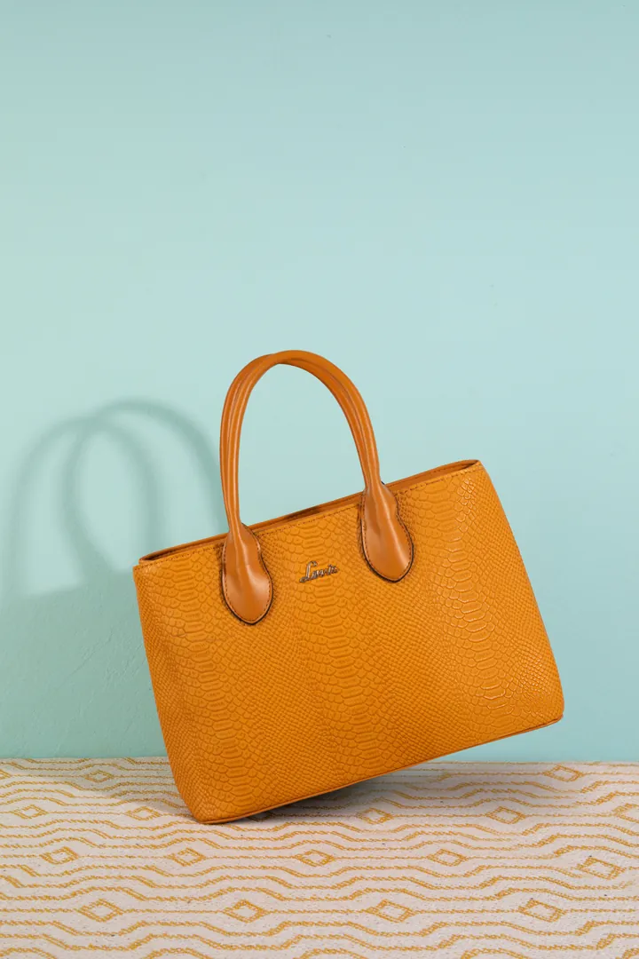 E-commerce — Tan tote. Product image, retouching by Mohammed Yasin.